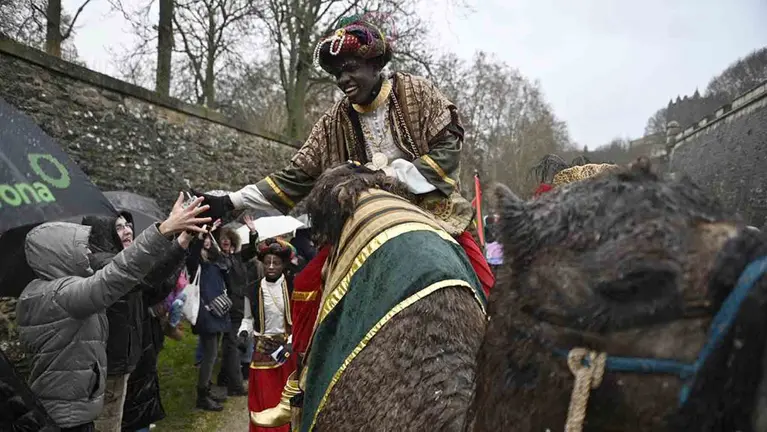 Los Reyes Magos llegan a Pamplona bajo un gran chaparrón y entre cientos de paraguas. PABLO LASAOSA
