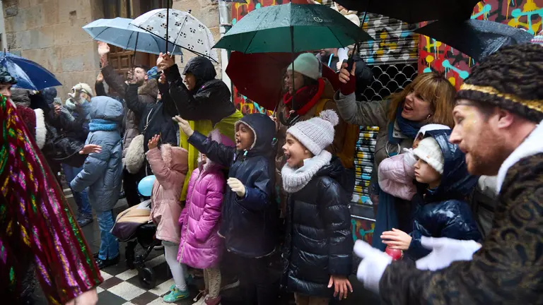 Los Reyes Magos llegan a Pamplona bajo un gran chaparrón y entre cientos de paraguas. IÑIGO ALZUGARAY