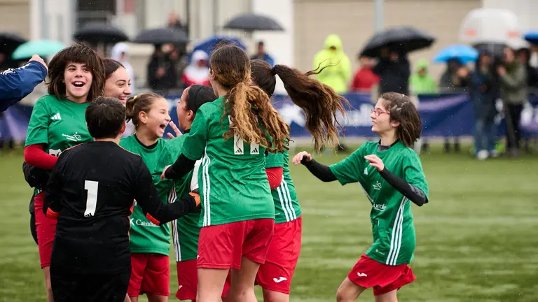 Final del Torneo Interescolar femenino 2023-2024 entre los equipos de los colegios Luis Amigó y Mendialdea I. PABLO LASAOSA