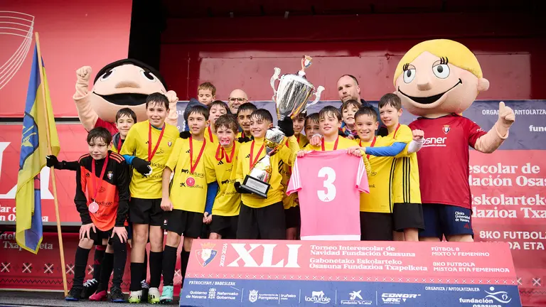 Entrega de los trofeos del Torneo Interescolar de Osasuna 2023-2024 a todos los equipos ganadores, mejores jugadores y máximos goleadores. PABLO LASAOSA