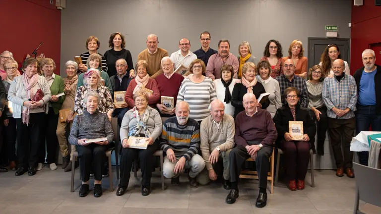 Imagen de los vecinos de Tiebas que han participado en la publicación del libro. CEDIDA