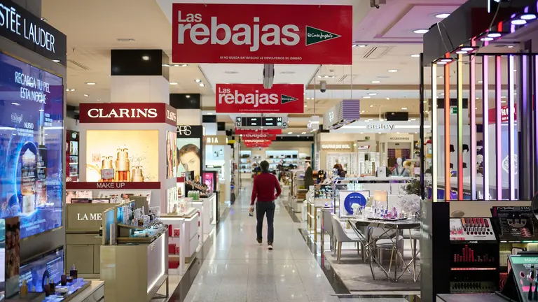 Comienzo de las rebajas de invierno en El Corte Inglés. PABLO LASAOSA