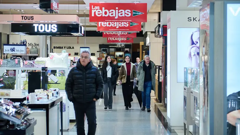 Comienzo de las rebajas de invierno en El Corte Inglés. PABLO LASAOSA