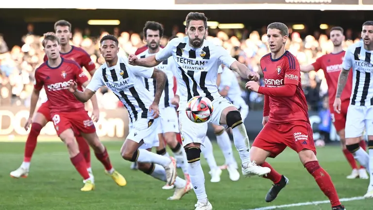 El centrocampista del Castellón Sergio Dueñas (c) despeja un balón ante el Osasuna durante el partido de dieciseisavos de final de la Copa del Rey que disputan este domingo el CD Castellón y CA Osasuna en el Estadio Municipal de Castalia. EFE/ Andreu Esteban