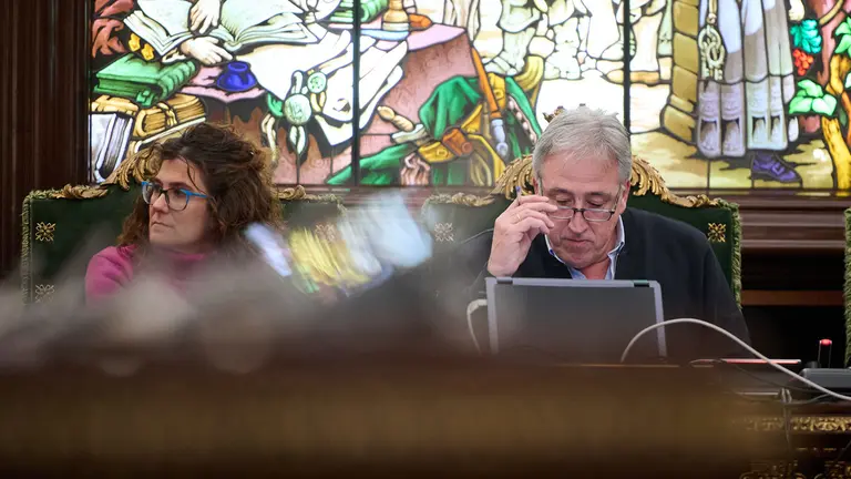 El alcalde Joseba Asirón y Garbiñe Bueno, toman asiento en el salón de plenos del Ayuntamiento. PABLO LASAOSA