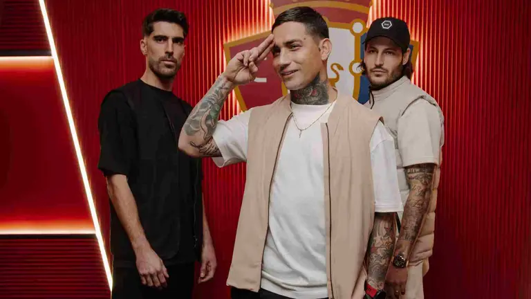 Nacho Vidal, Chimy Ávila y Juan Cruz posan para la nueva marca de moda que va a vestir a Osasuna con ropa de calle en los desplazamientos. OSASUNA