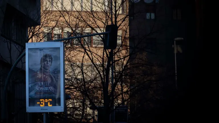 Cinco comunidades -Aragón, Baleares, Navarra, País Vasco y Cataluña- han activado este martes el aviso por frío intenso. En la Comunidad Foral de Navarra las mínimas estarán entre los 7 y 4 grados bajo y Pamplona llegará hasta los -3 grados. EFE/ Villar López