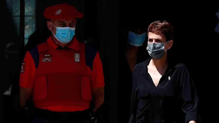 Chivite sale del Parlamento con la mascarilla puesta. EFE