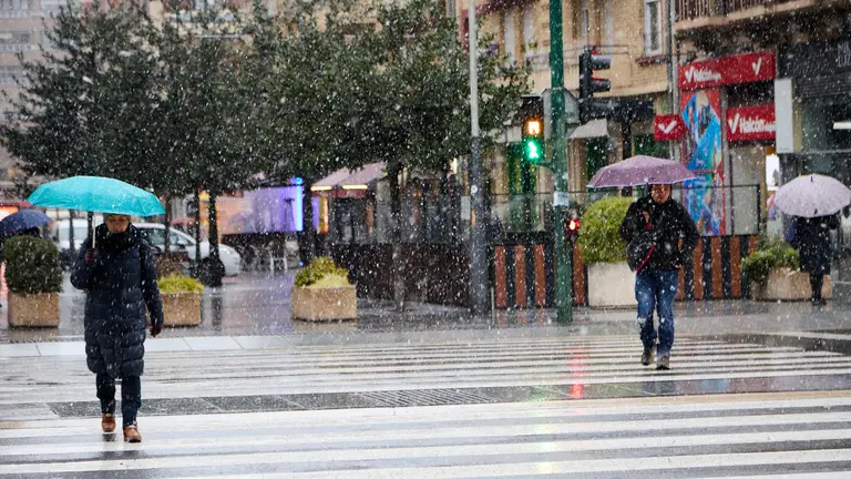 Una DANA y una borrasca se juntan en Navarra, y dejan en el centro de Pamplona los primeros copos de nieve de 2024 en una mañana con un tiempo frío y desapacible. IÑIGO ALZUGARAY