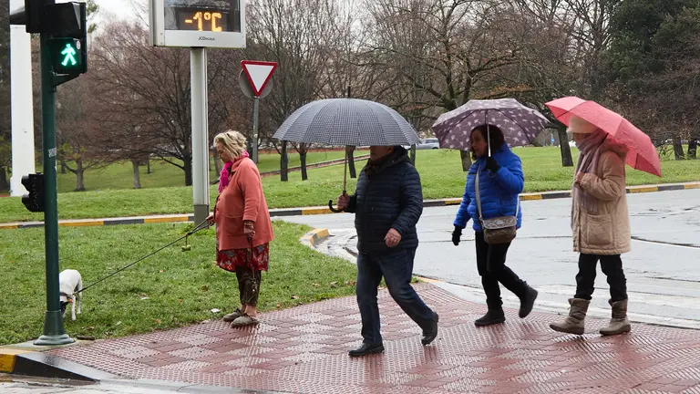 Una DANA y una borrasca se juntan en Navarra, y dejan en el centro de Pamplona los primeros copos de nieve de 2024 en una ma&ntilde;ana con un tiempo fr&iacute;o y desapacible. I&Ntilde;IGO ALZUGARAY