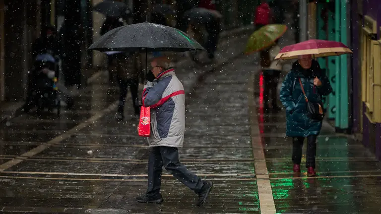 Fr&iacute;o y copos de nieve sobre Pamplona. PABLO LASAOSA