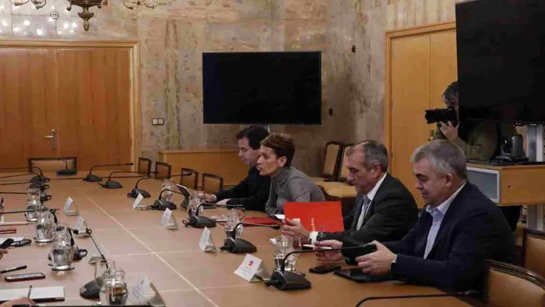 Santos Cerdán junto a Chivite en la reunión en el Ministerio. GOBIERNO DE NAVARRA
