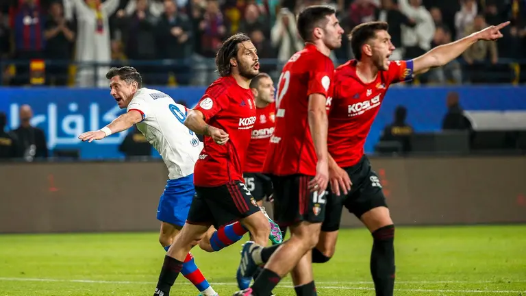 El delantero polaco del Barcelona Robert Lewandowski celebra tras anotar el primer gol del partido durante la segunda semifinal de la Supercopa de España que FC Barcelona y CA Osasuna disputan este jueves en el estadio Al-Awwal Park de Riad, en Arabia Saudí. EFE/Juan Carlos Cárdenas