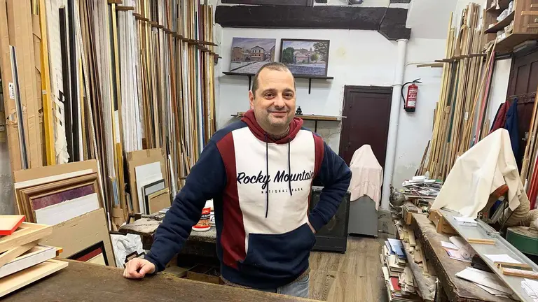 Pedro Huici Goñi en la tienda cuadros Huici en la calle Estafeta de Pamplona. Navarra.com