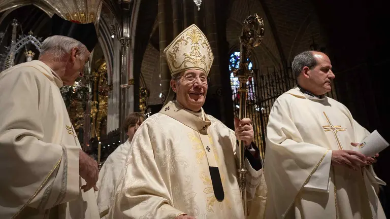 La Catedral de Pamplona ha acogido este sábado la misa solemne de despedida de quien ha sido en los últimos 17 años arzobispo de Pamplona y Obispo de Tudela, Francisco Pérez (c), con motivo de su retirada a los 77, cumplidos hoy. EFE/ Villar López