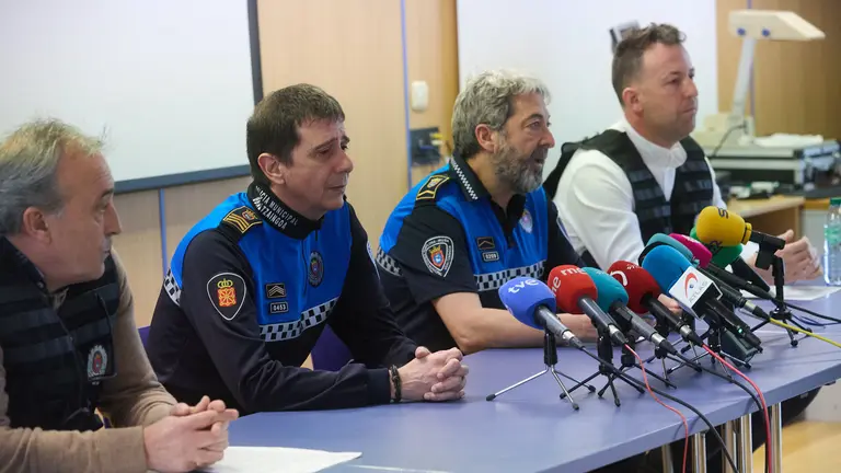 El jefe de la Policía Municipal de Pamplona, Antonio Sánchez, y el comisario de la Policía Municipal, Ángel Beortegui, informan en rueda de prensa sobre las conclusiones de una investigación policial llevada a cabo en los últimos meses por la Policía Municipal de Pamplona. IÑIGO ALZUGARAY