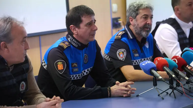 El jefe de la Policía Municipal de Pamplona, Antonio Sánchez, y el comisario de la Policía Municipal, Ángel Beortegui, informan en rueda de prensa sobre las conclusiones de una investigación policial llevada a cabo en los últimos meses por la Policía Municipal de Pamplona. IÑIGO ALZUGARAY