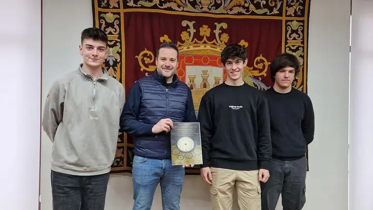 Alumnos del Valle del Ebro exponen al alcalde un trabajo sobre la recuperación del reloj de torre antiguo de Tudela. AYUNTAMIENTO DE TUDELA