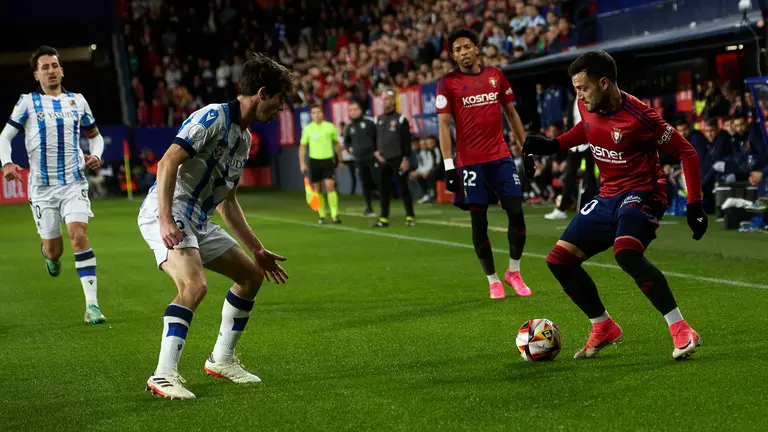 Mikel Oyarzabal (10. Real Sociedad), Aritz Elustondo (6. Real Sociedad), Johan Mojica (22. CA Osasuna) y Jose Arnaiz (20. CA Osasuna) durante el partido de octavos de final de la Copa del Rey de fútbol CA Osasuna y Real Sociedad disputado en el estadio de El Sadar en Pamplona. IÑIGO ALZUGARAY
