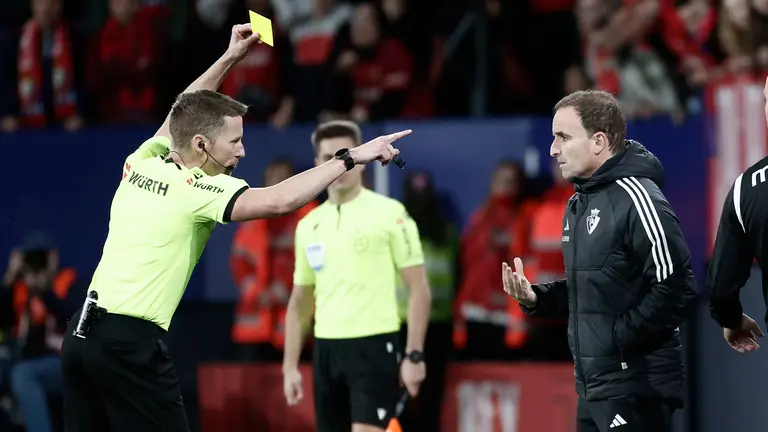 El árbitro Hernández Hernández (i) muestra la tarjeta amarilla al entrenador de Osasuna, Jagoba Arrasate, durante el partido de los octavos de final de la Copa del Rey de fútbol que CA Osasuna y Real Sociedad disputan este miércoles en el estadio de El Sadar, en Pamplona. EFE/Jesús Diges