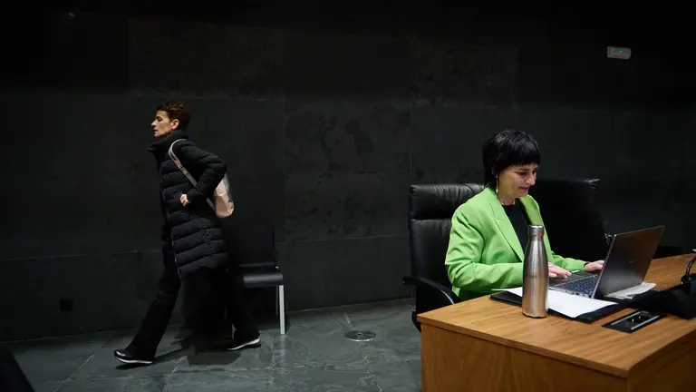 La presidenta de Navarra, María Chivite, camina junto a Laura Aznal, de EH Bildu. PABLO LASAOSA