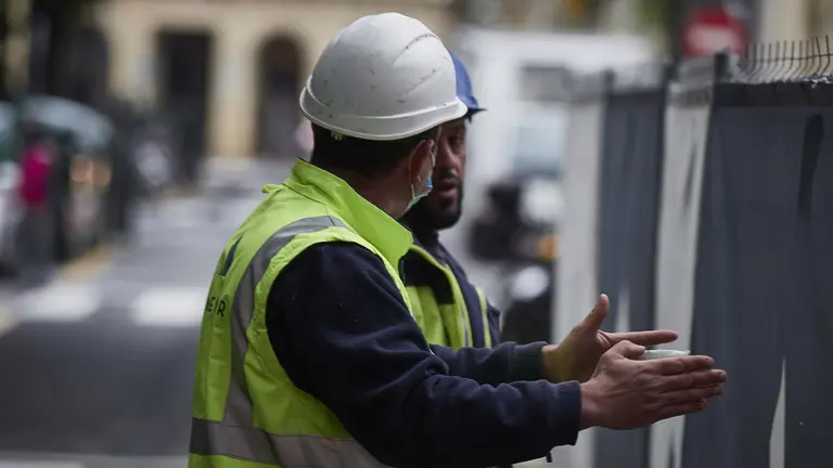 Imagen de archivo de dos obreros. EDUARDO SANZ / EUROPA PRESS