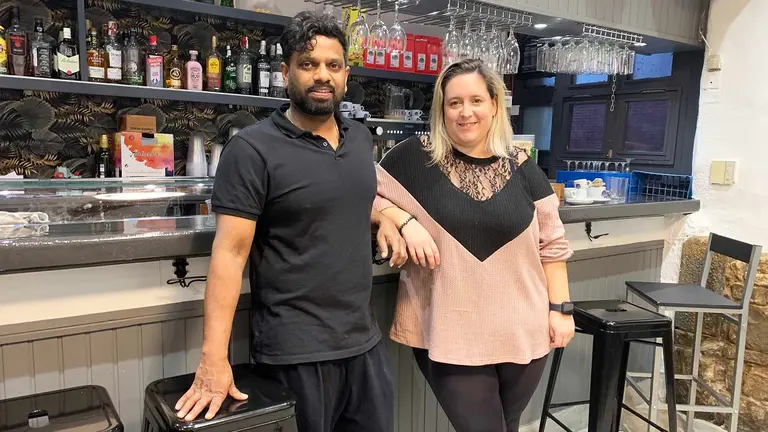 Arun Balakrishnan y Uxue Goldaraz en el bar Masala Bistró Kalixto del casco viejo de Pamplona. Navarra.com