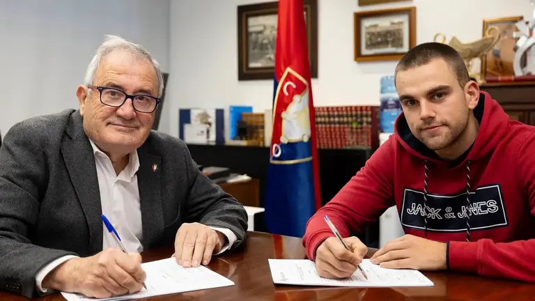Luis Sabalza, en la firma del convenio de Osasuna con cuatro nuevos clubes. C.A. OSASUNA