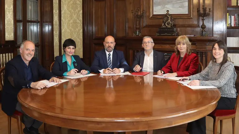 De izquierda a derecha, los representantes de EH Bildu Adolfo Araiz y Laura Aznal, el consejero de Economía y Hacienda, José Luis Arasti, el vicepresidente primero Félix Taberna, y las vicepresidentas segunda y tercera Ana Ollo y Begoña Alfaro, en la firma del acuerdo presupuestario. GOBIERNO DE NAVARRA