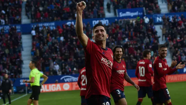 Los jugadores de Osasuna celebran el gol de Jesús Areso (3-2) durante el partido de La Liga EA Sports entre CA Osasuna y Getafe CF disputado en el estadio de El Sadar en Pamplona. IÑIGO ALZUGARAY