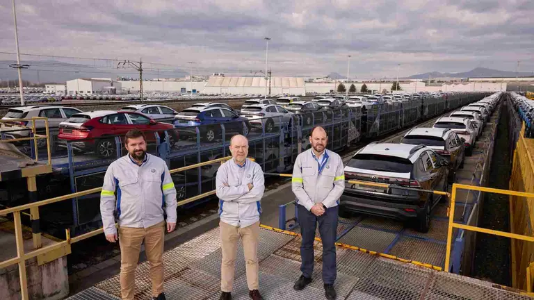 De izquierda a derecha, Michal Dano (responsable de Distribución), Pablo Mendívil
(gerente de Programación y Control de la Distribución) y Alfonso Eslava
(director de Logística). VW NAVARRA