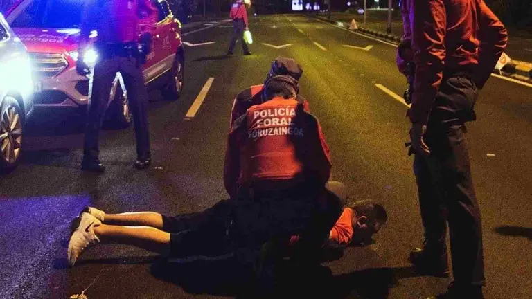 Agentes de la Policía Foral detienen a un sospechoso durante una operación. POLICÍA FORAL /ARCHIVO