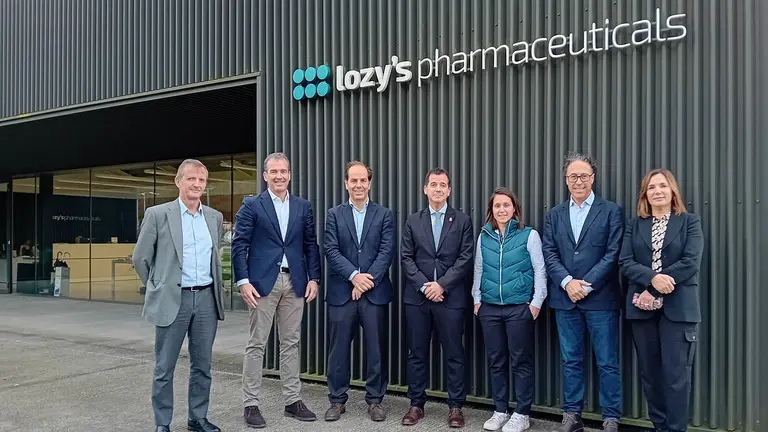 De izda a dcha: Iñaki Larraya, director gerente de SODENA; David Zubeldia y Alejandro Alonso, socios de la farmacéutica; el consejero Mikel Irujo; Mar Sánchez, directora de la planta; Carlos Yañez, socio de la farmacéutica; y María Eugenia Lecumberri, directora de inversiones de SODENA. GOBIERNO DE NAVARRA