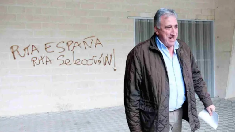 Fotomontaje de Joseba Asirón sobre una pintada que apareció en El Sadar.