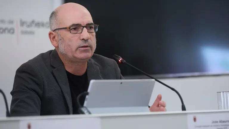 El alcalde de Pamplona, Joseba Asiron, el concejal delegado de Urbanismo, Vivienda y Agenda 2030, Joxe Abaurrea, y Borja Izaguirre como concejal delegado de Ciudad habitable y Sostenible informan sobre el proyecto de remodelación del Paseo de Sarasate. IÑIGO ALZUGARAY