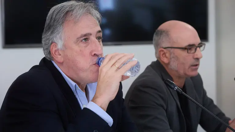 El alcalde de Pamplona, Joseba Asiron, el concejal delegado de Urbanismo, Vivienda y Agenda 2030, Joxe Abaurrea, y Borja Izaguirre como concejal delegado de Ciudad habitable y Sostenible informan sobre el proyecto de remodelación del Paseo de Sarasate. IÑIGO ALZUGARAY