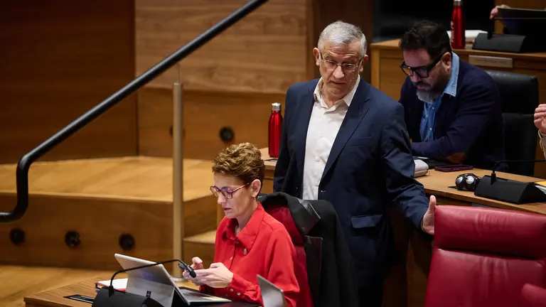 El vicepresidente del Parlamento, Félix Taberna junto a la presidenta del Gobierno María Chivite durante la celebración del pleno del Parlamento. PABLO LASAOSA
