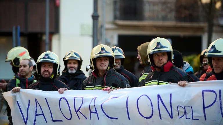 Bomberos se concentran para denunciar la pérdida de poder adquisitivo. PABLO LASAOSA