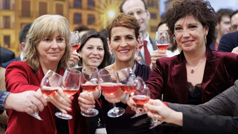 La presidenta de Navarra, Maria Chivite (c), durante la inauguración del stand de la región en FITUR en Madrid, el 26 de Enero de 2024. EFE/Sergio Pérez