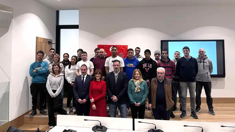 Los alumnos del curso Alea Metal en el aula de Salesianos. APMEN