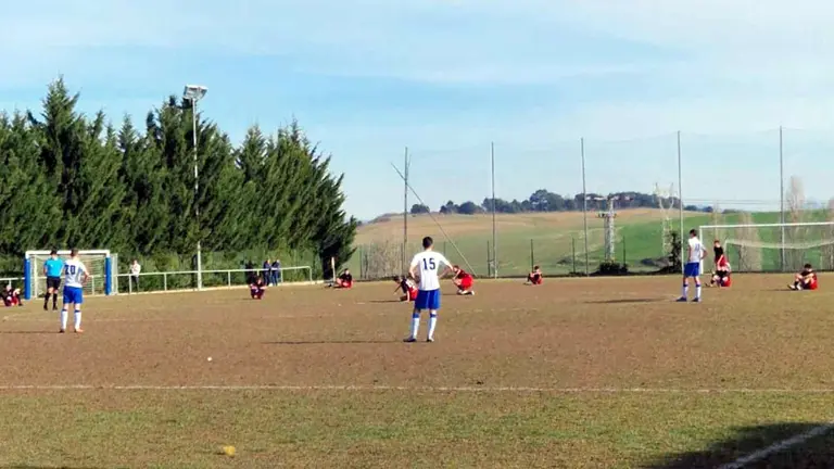 Jugadores del CD Cendea de Cizur sentados sobre el césped en señal de protesta. CEDIDA