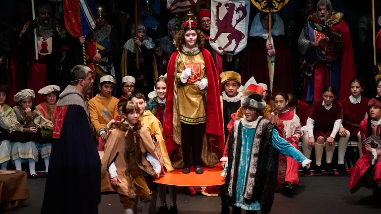 Zoe Vergara Bermejo es coronada Reina de la Faba siguiendo el rito tradicional de los Reyes de Navarra. PABLO LASAOSA