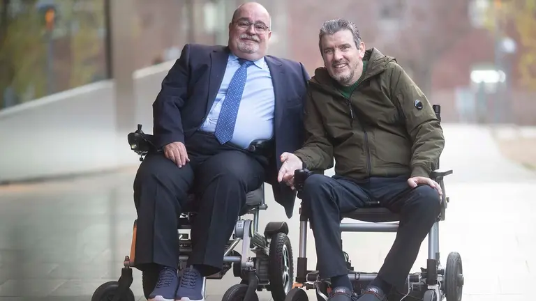 El doctor Carlos Laria (i), vicepresidente de la Sociedad Española de Estrabología y Oftalmología Pediátrica, autor del libro "Volar sin alas, vivir con ELA", en el que narra su experiencia con la esclerosis lateral amiotrófica, acompañado del ex jugador y entrenador Juan Carlos Unzué, durante la entrevista con la agencia EFE.- EFE/ Marta Pérez