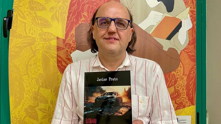 El asesinato de un político al comenzar una campaña electoral, con la Pamplona de los años 90 como telón de fondo, dan inicio a un "laberinto de pistas" para "Extraño accidente en el kilómetro 105", la primera novela del escritor navarro, afincado en Cantabria, Javier Prats. EFE/ Pablo Ayerbe