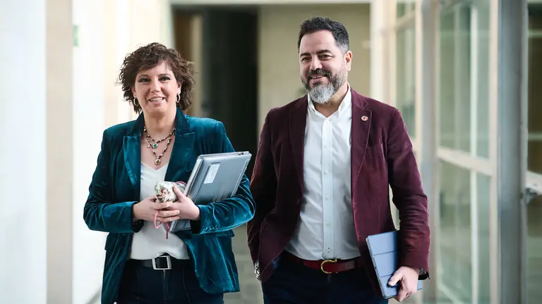 Ainhoa Unzu y Ramón Alzórriz del PSN en su llegada a la Mesa y Junta de Portavoces. PABLO LASAOSA