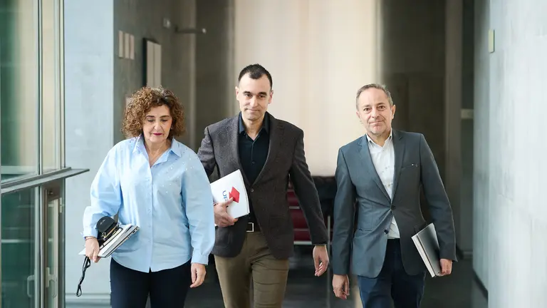 Yolanda Ibáñez, Ángel Ansa y Juan Luis Sánchez de Muniáin, de UPN, en su llegada a la Mesa y Junta de Portavoces. PABLO LASAOSA