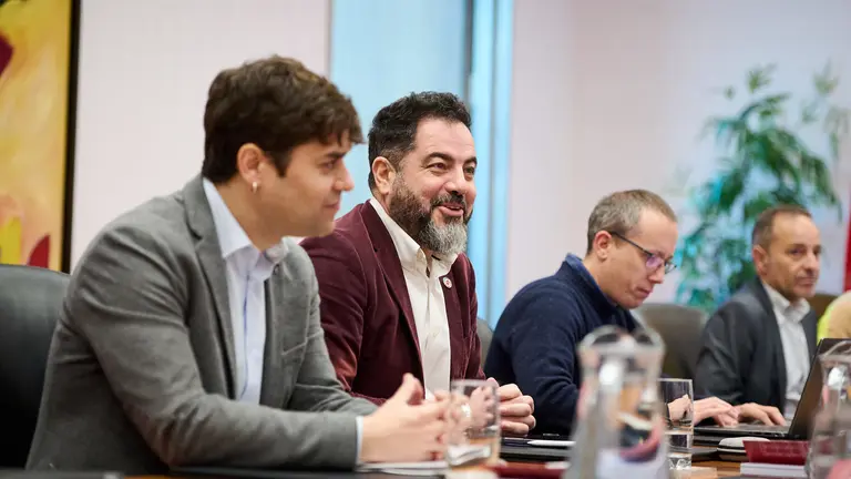 Ramón Alzórriz, del PSN junto a Pablo Azcona de Geroa Bai y Mikel Zabaleta, de EH Bildu durante la Mesa y Junta de Portavoces. PABLO LASAOSA