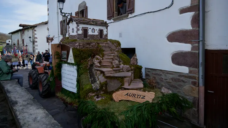 Los jóvenes de Ituren se disfrazan con máscaras y recorrencorren las calles de Ituren con una macarra performance. IRANZU LARRASOAÑA