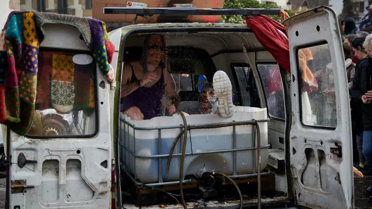 Los jóvenes de Ituren se disfrazan con máscaras y recorrencorren las calles de Ituren con una macarra performance. IRANZU LARRASOAÑA