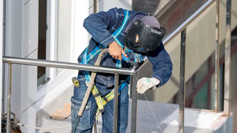 Un soldador, durante el montaje de una barandilla en la construcción de unas viviendas. La brecha salarial entre Madrid y Extremadura, comunidades autónomas con la remuneración más alta y más baja del país, respectivamente, aumentó en 2023 un 15 %, hasta los 749 euros, según el Monitor Adecco de Oportunidades y Satisfacción en el Empleo. Madrid es la comunidad con un salario medio más alto, de 2.282 euros mensuales, seguida por el País Vasco (2.197 euros por mes), Navarra (2.093 euros) y Cataluña (2.056 euros), y en el otro extremo se sitúa Extremadura, con un salario de 1.533 euros mensuales, Canarias (1.630 euros al mes) y Murcia (1.674 euros al mes). EFE/Luis Tejido